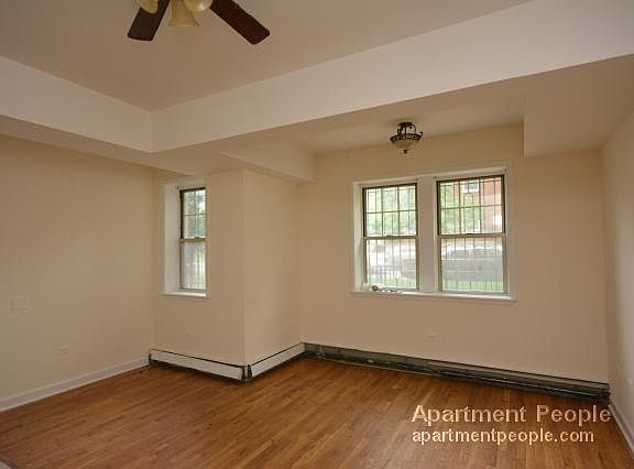 2nd image of 6978 N Greenview Ave APT Gdn