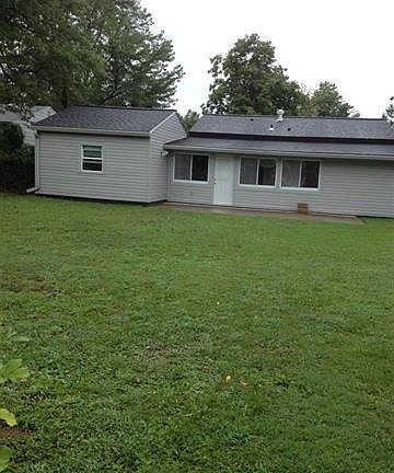 3rd image of 1750 S Parker Dr