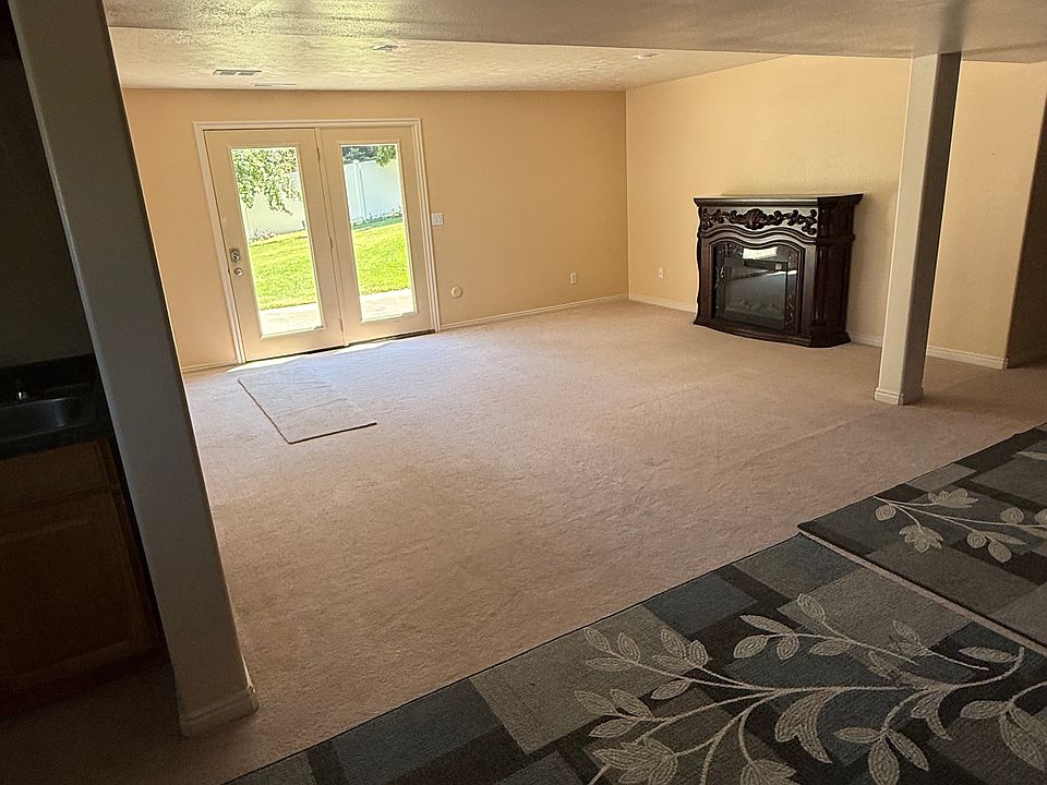 Livingroom and fireplace