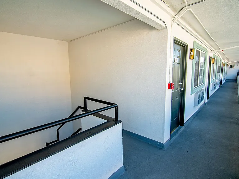 Royal Viking Apartments — Photo 15