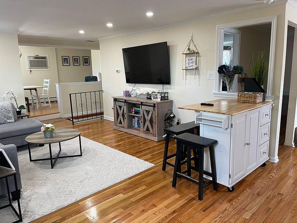 1st image of 53 Roosevelt Pl