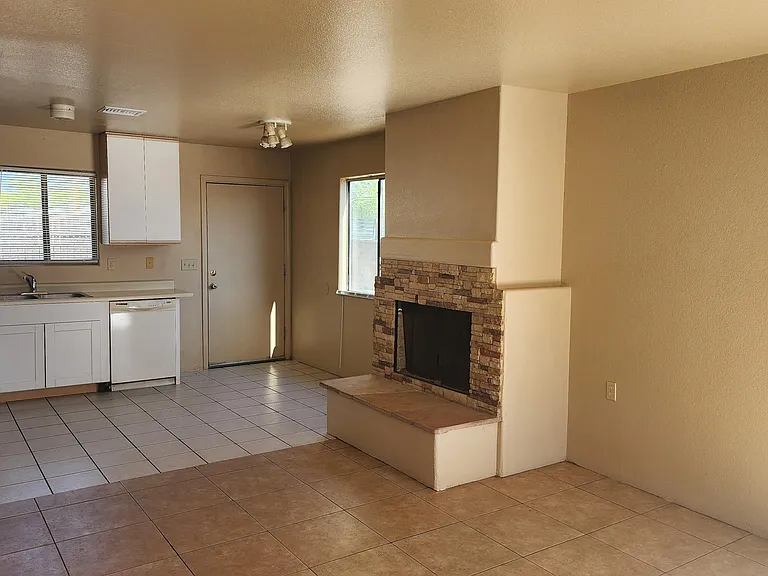 1255 N Bryant Ave — Photo 4