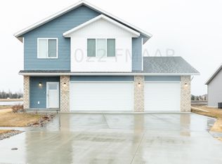 400 Hampton Dr W, Moorhead, MN 56560