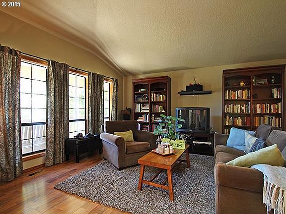 4th image of 2324 NE 152nd Cir