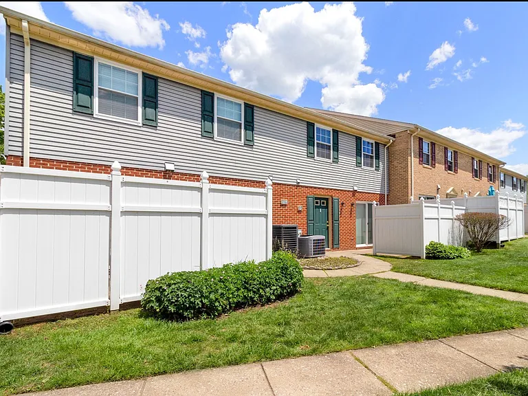 Piney Ridge Apartment & Townhomes - Townhome Entry