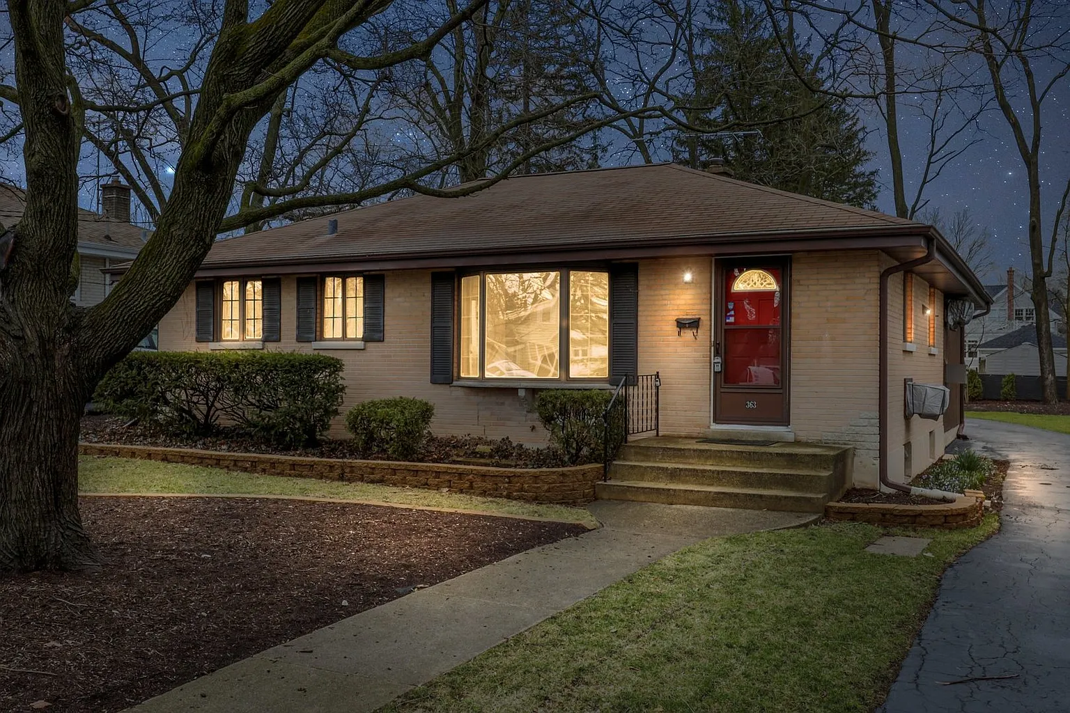 363 Marion Ave photo 1