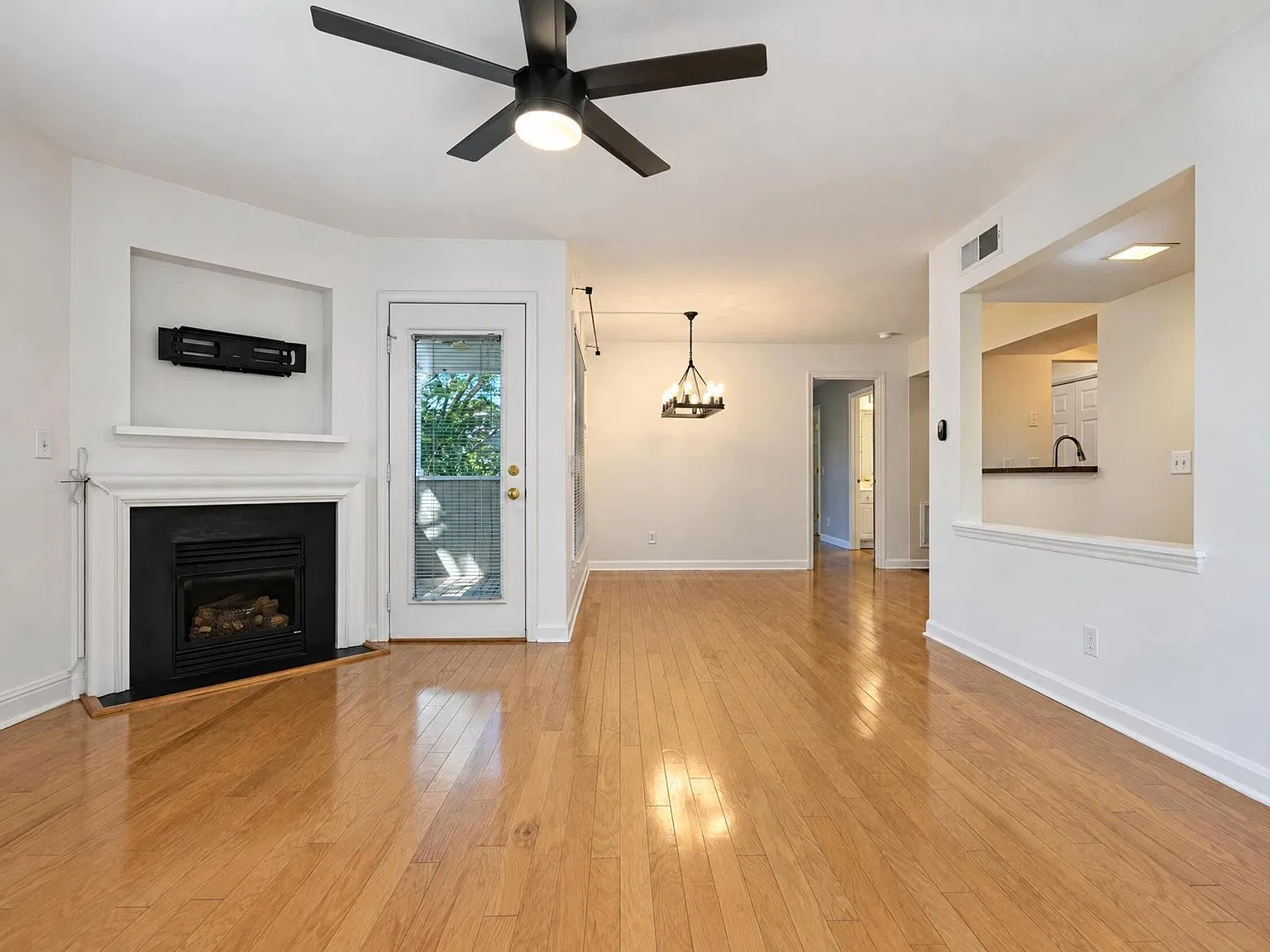 1 bed, 1.0 bath, 732 sqft, $1,600 — Photo 4