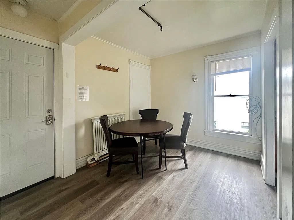 3 bed, 1.0 bath, 861 sqft, $1,600 — Photo 4