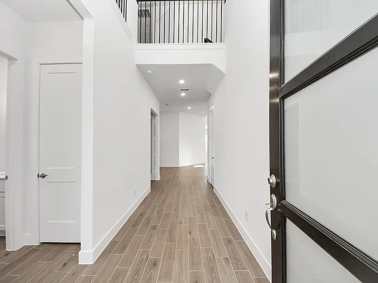 25026 Midnight Willow — Photo 3