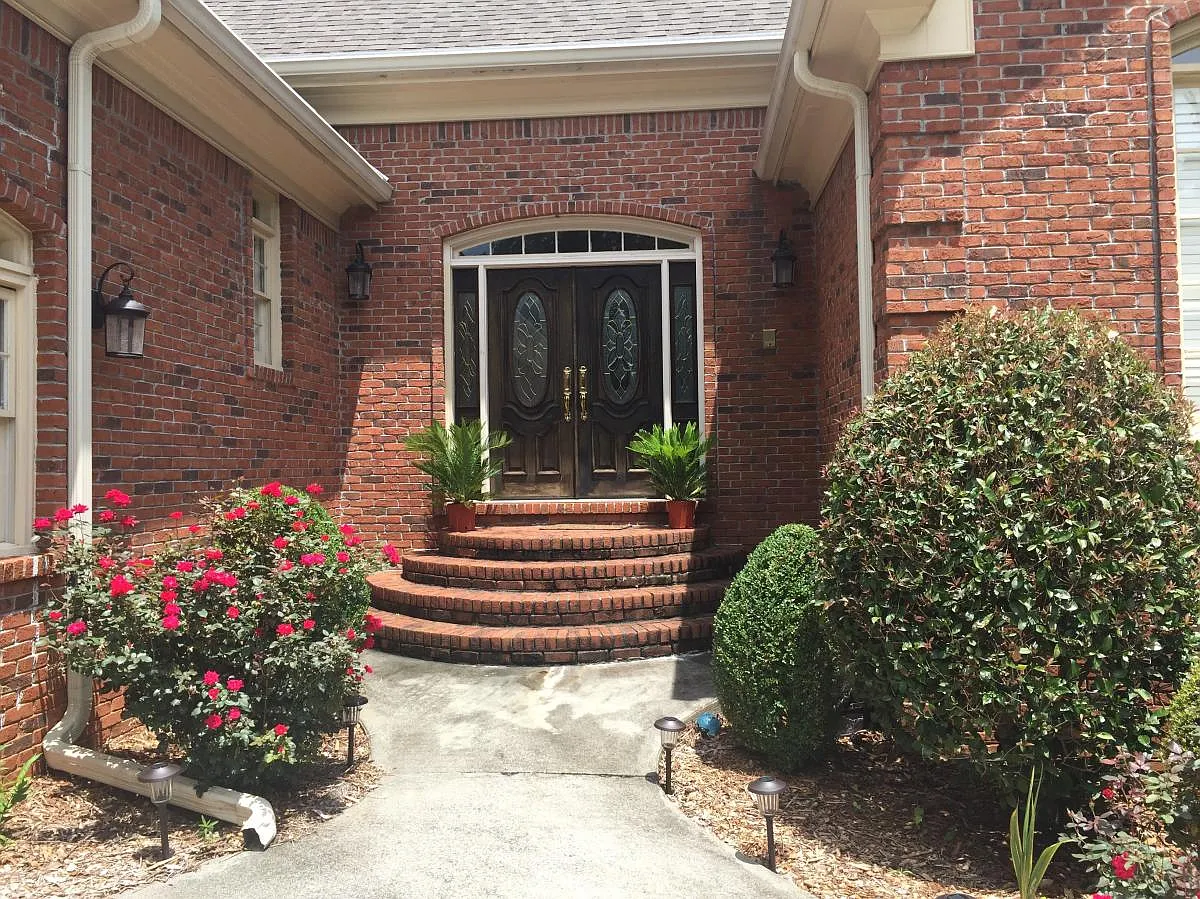 Building Photo - Livingston Dr SW