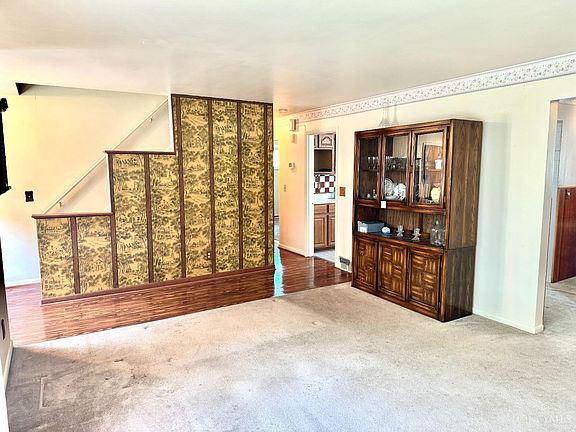 3rd image of 590 Covedale Ave