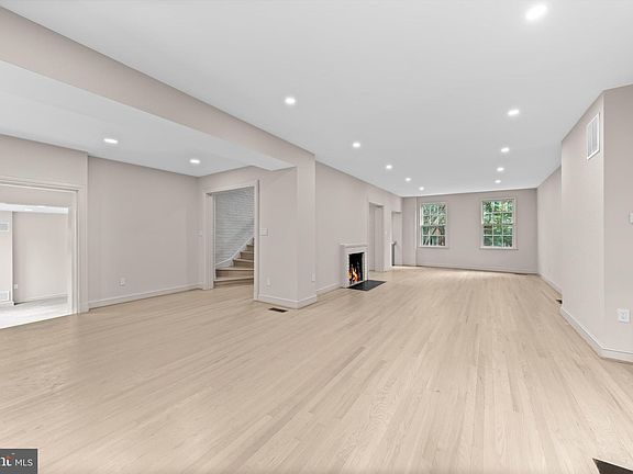 4th image of 1525 35th St NW