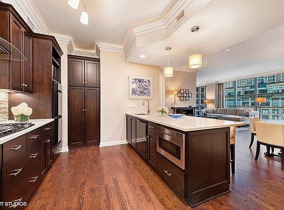 5th image of 21 E Huron St APT 1406