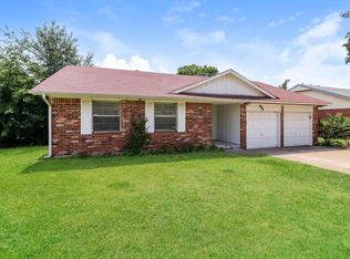 1212 SE 11th St, Moore, OK 73160