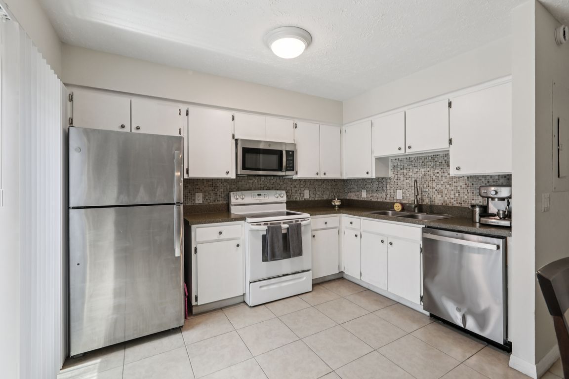 Forest Hills Cir-L0508-010.jpg