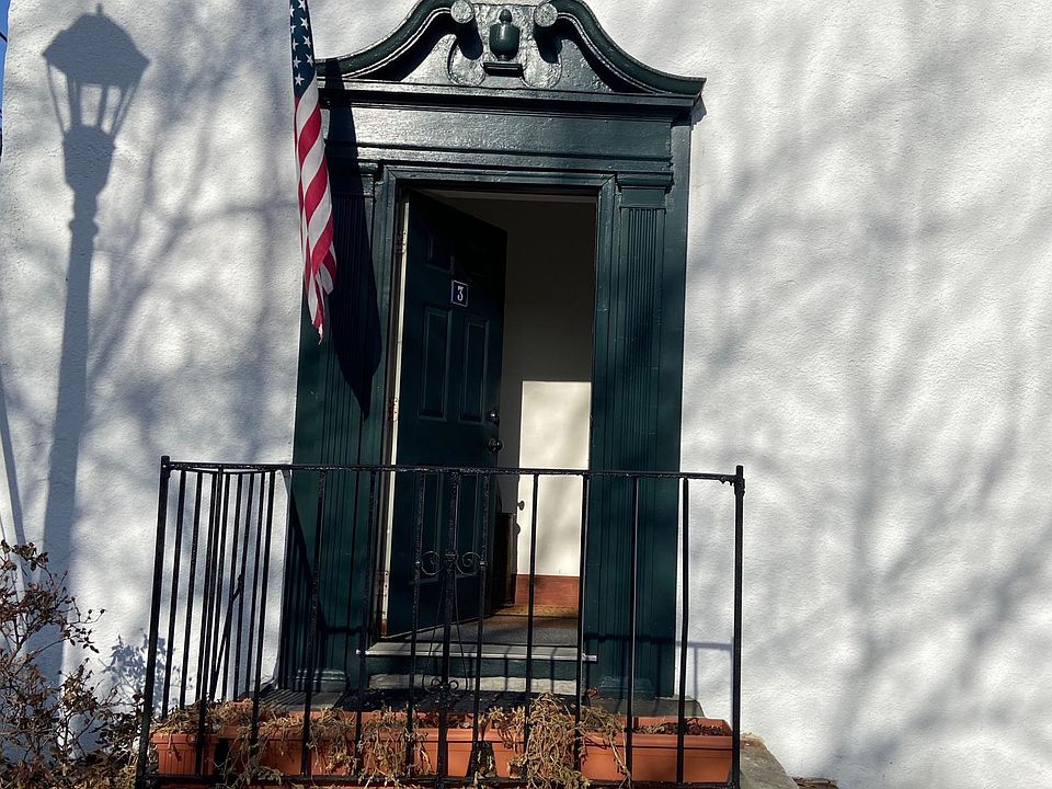 Side entrance to upstairs apartment