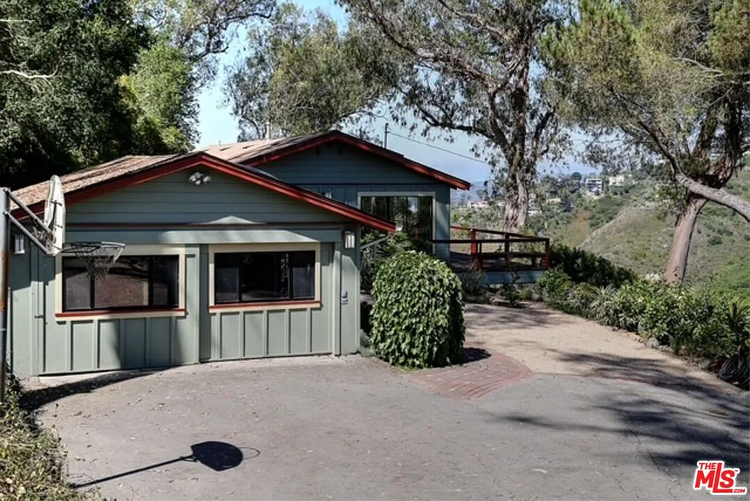 2 bed, 2.0 bath, 1600 sqft, $7,200 — Photo 1
