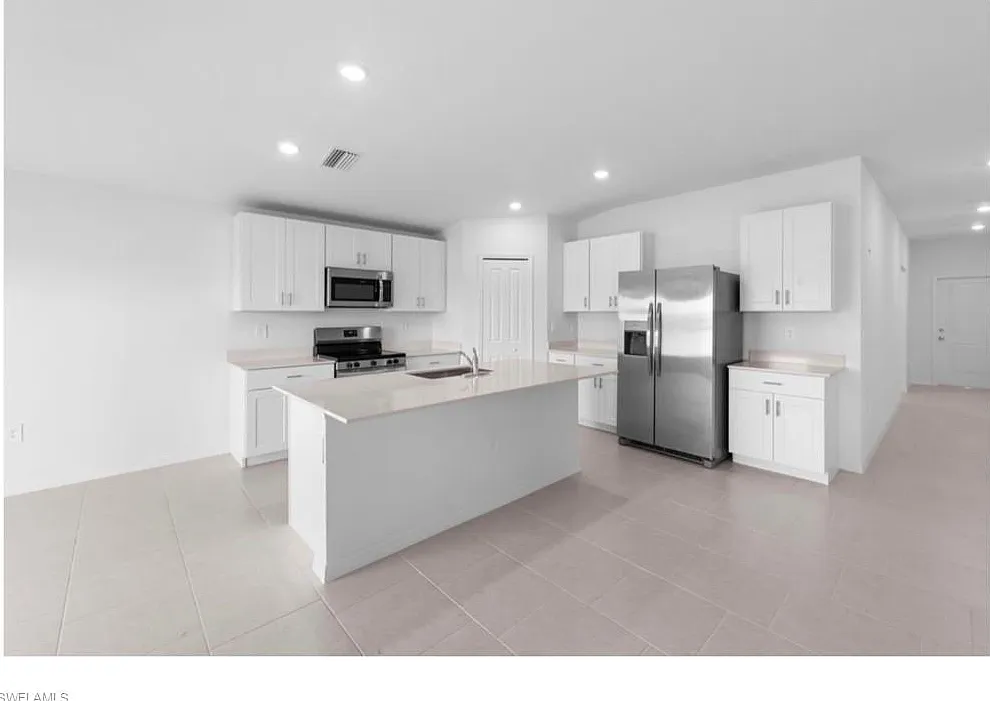 4 bed, 2.0 bath, 1817 sqft, $2,200 — Photo 2
