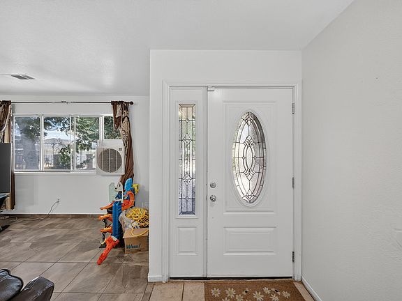 5th image of 925 W Maple Avenue