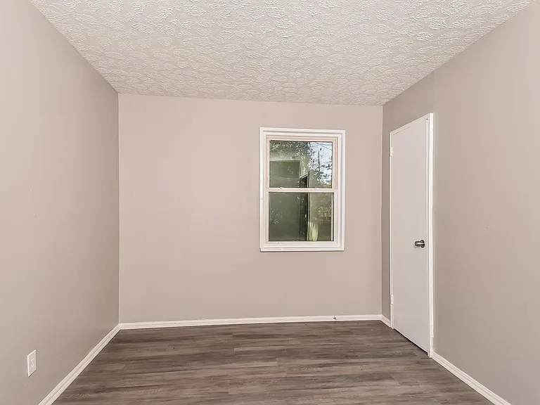 2079827_022_main_bedroom_13443625.jpg