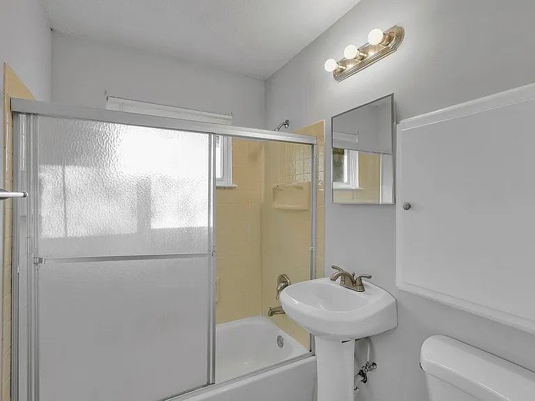Barat Ave Apartments — Photo 16