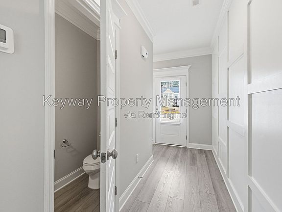 3rd image of 228 Linsmore Ln