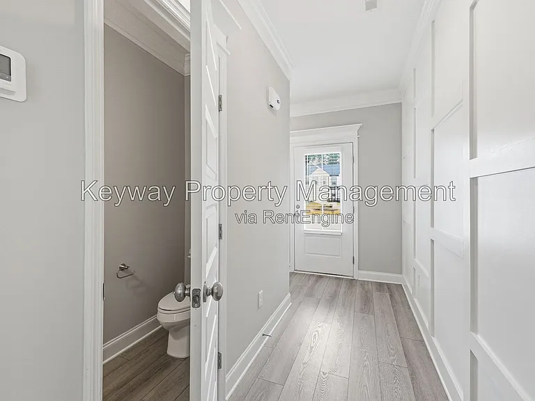 228 Linsmore Ln — Photo 3