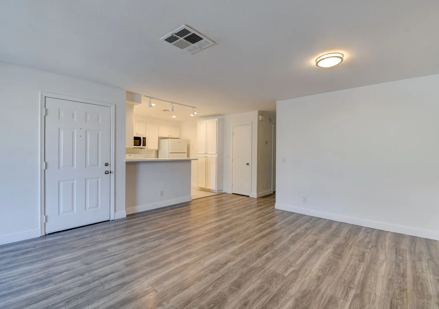 Renovated 2BR/2BA Condo w/ Fireplace, Balcony & In-Unit Laundry Sunset Bay — Photo 4