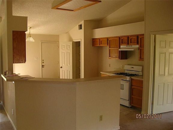 3rd image of 1604 Honeyweed St