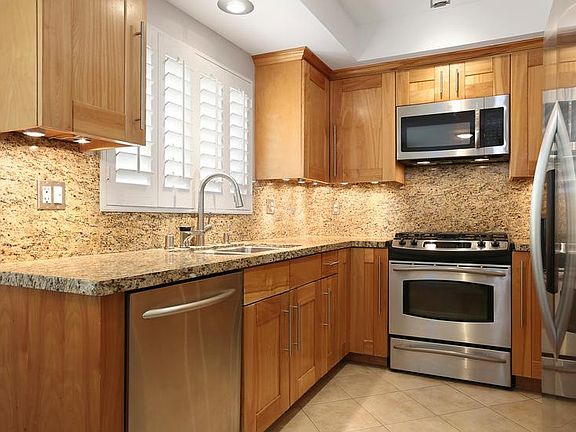5th image of 130 Marguerita Ave Unit 4