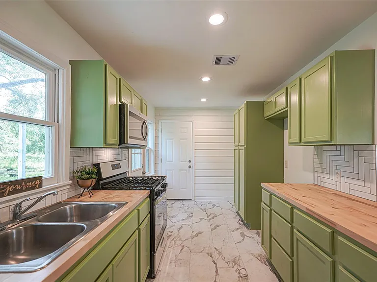 1319 Elm St — Photo 17
