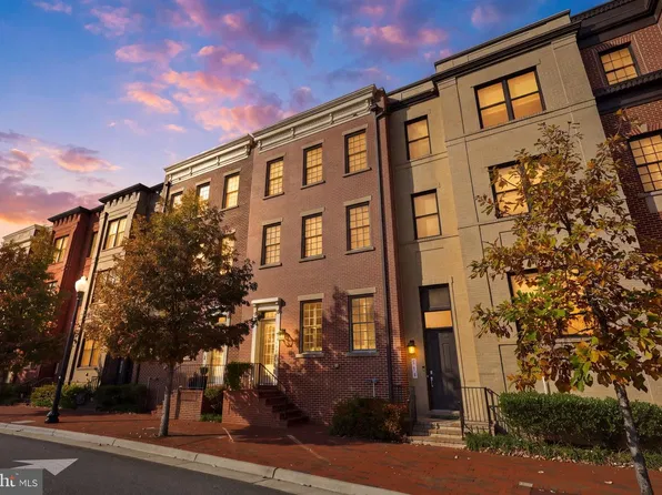 709 Monroe St, Herndon, VA 20170