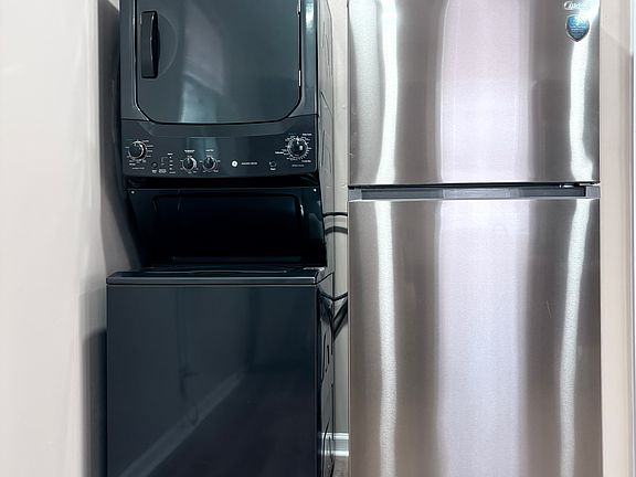 IN UNIT stack washer dryer INCLUDED. Spacious fridge/freezer include automatic ice maker.