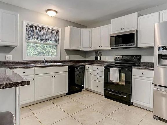 3rd image of 606 W 101st St