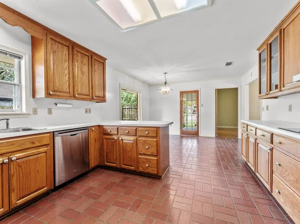 1212 Oak Hills Pkwy, Baton Rouge, LA 70810