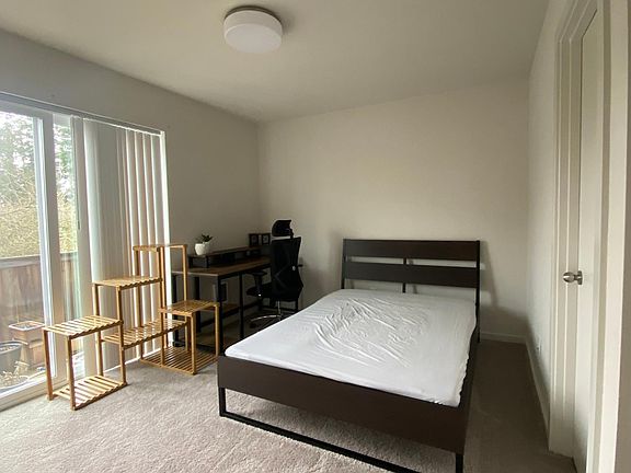 First floor bedroom equipped with closet space and private bathroom + access to backyard