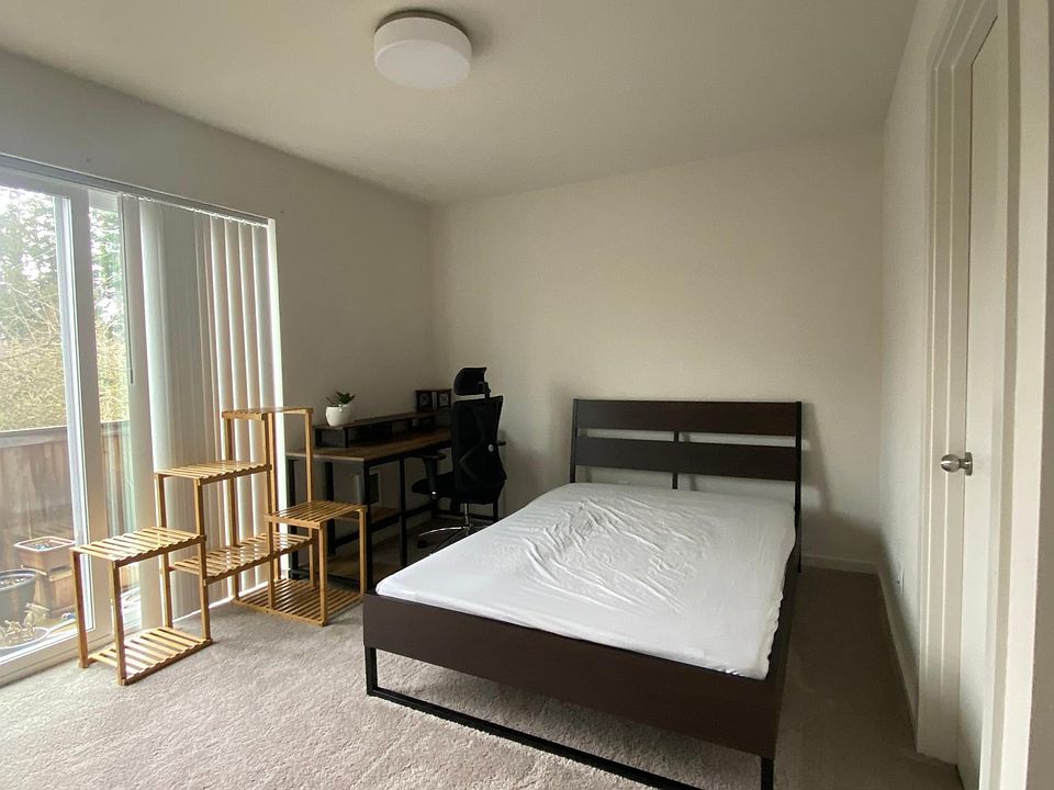 First floor bedroom equipped with closet space and private bathroom + access to backyard