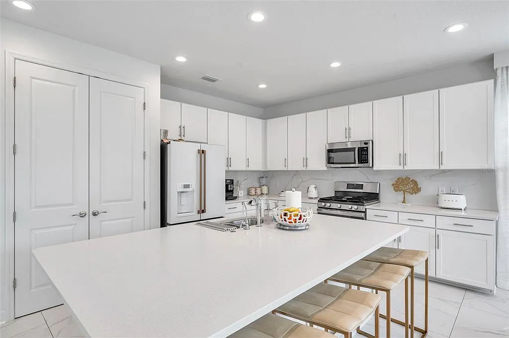 3 bed, 2.5 bath, 2591 sqft, $4,000 — Photo 4