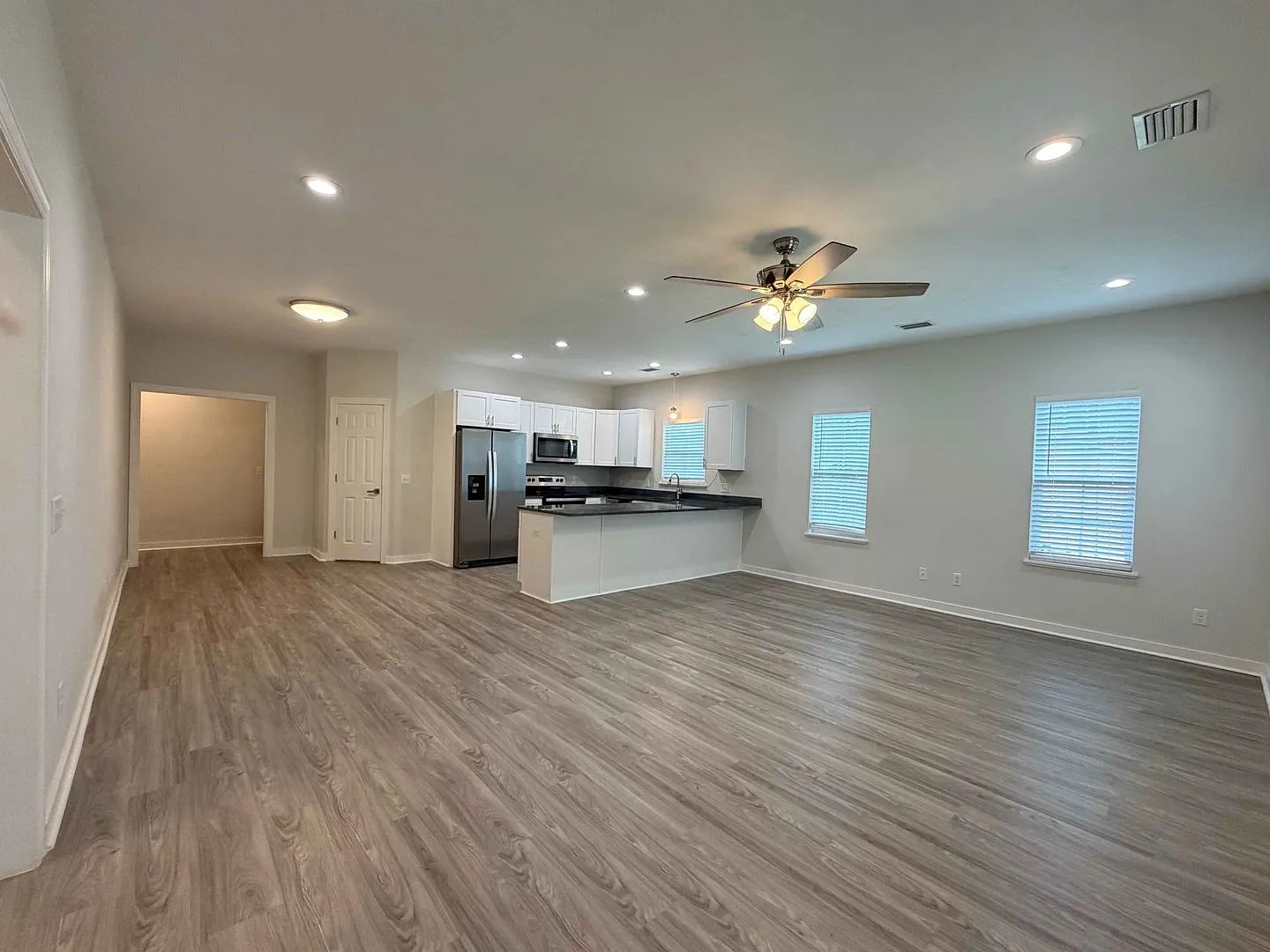 Like New 3BR/2BA Home Near Parks & Lake Jackson | Lawn Care Included — Photo 2