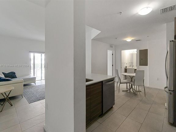 4th image of 481 NE 29th St #402