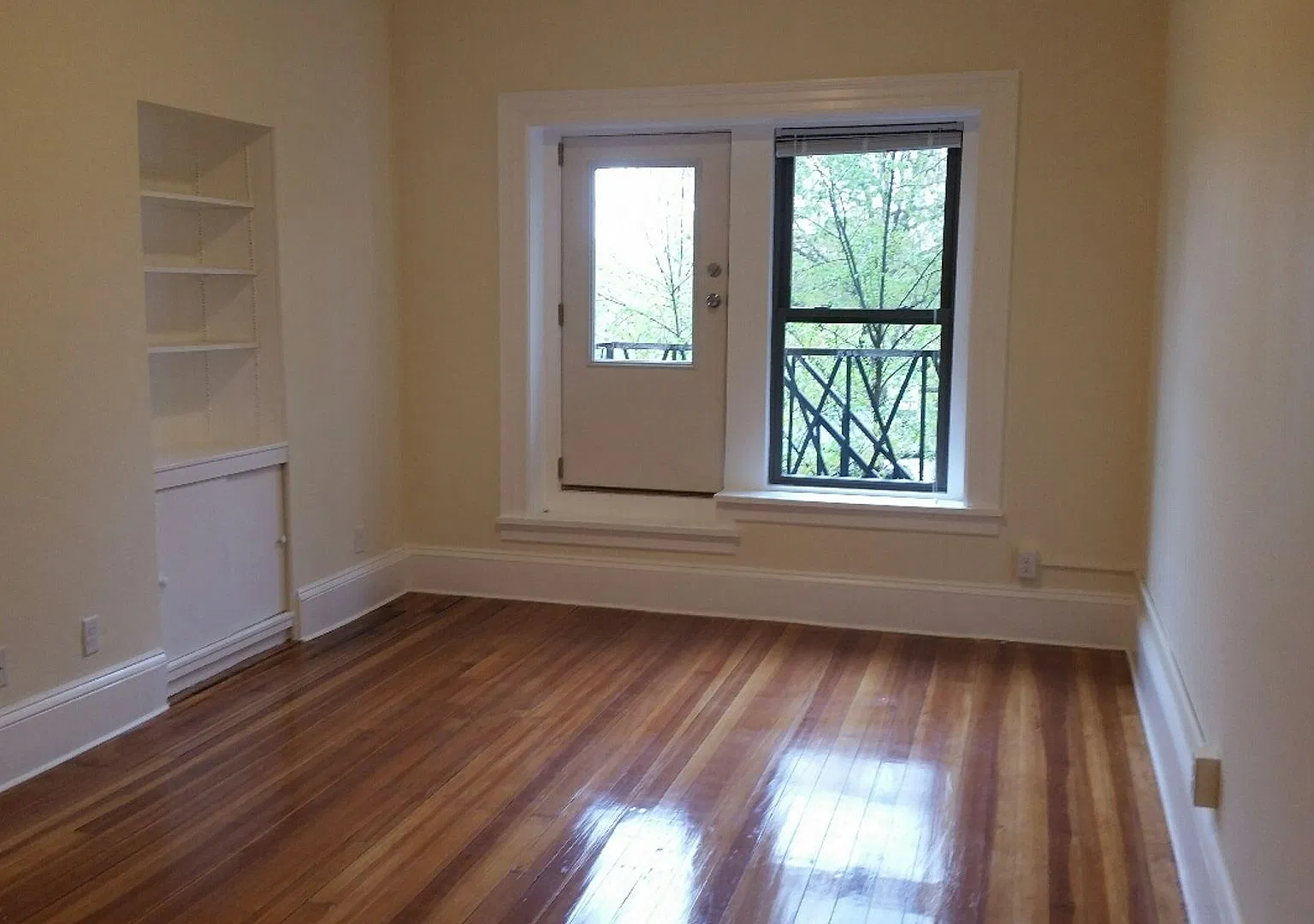 Charming 2 Bedroom- No Broker Fee — Photo 3