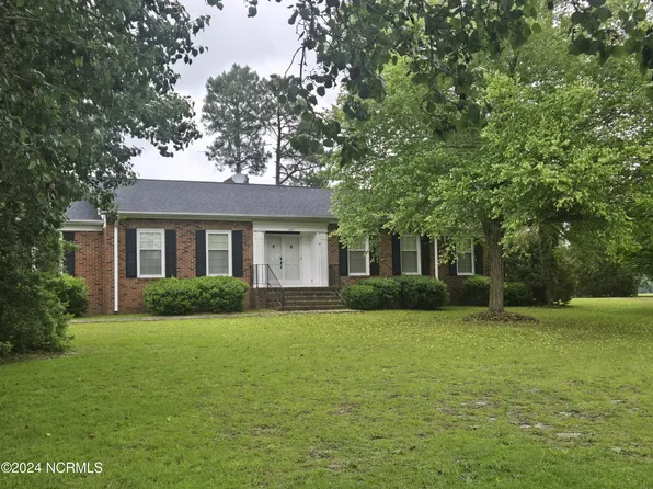 1427 E Martin Luther King Drive, Maxton, NC 28364