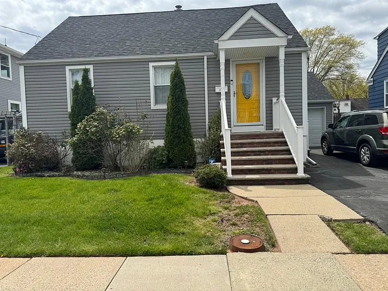 211 Bradford Ave — Photo 1