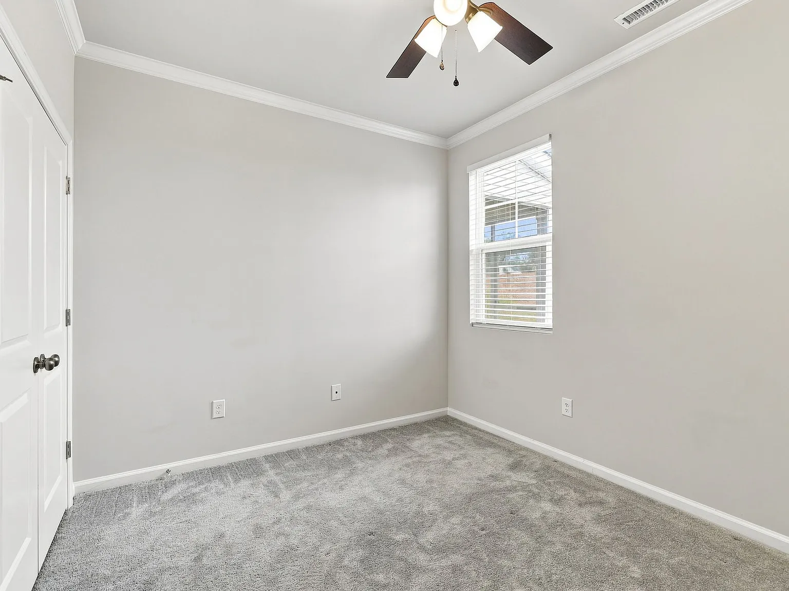 4 bed, 2318 sqft, $2,550 — Photo 2