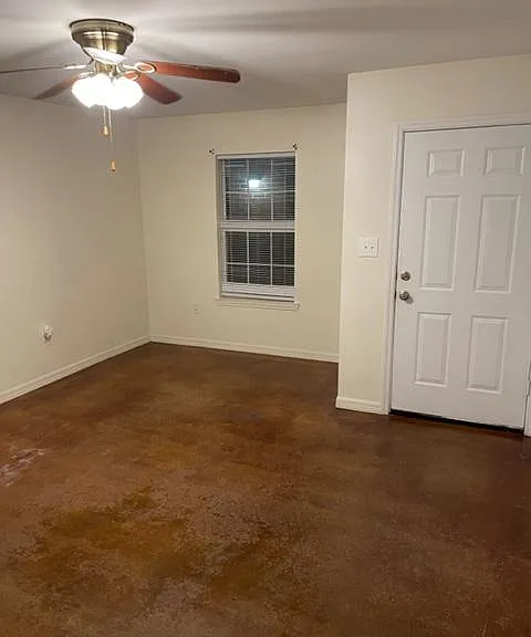 211 Gloria St — Photo 4