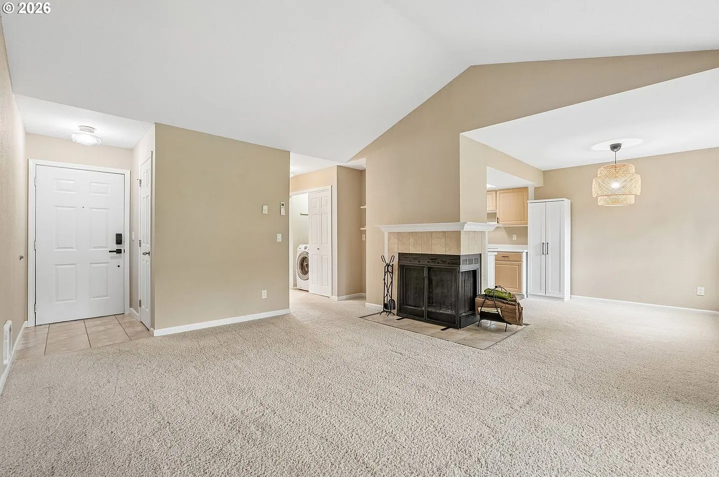 Beautiful 1 Bedroom End-Unit Condo in Murrayhill Woods! Vaulted Ceilings, Decorative Fireplace, C... — Photo 3