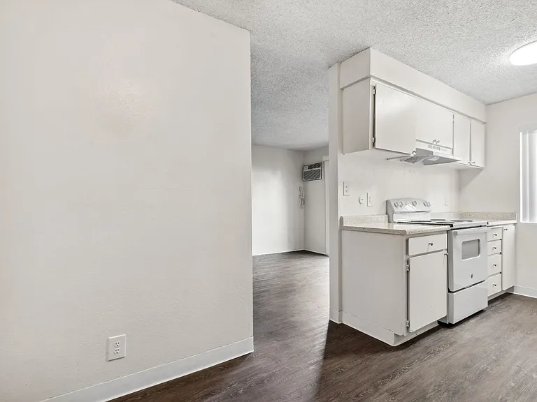 Clayton Crossing Apartments — Photo 22