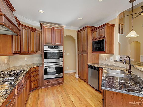 3rd image of 2600 Cozy Cove Dr