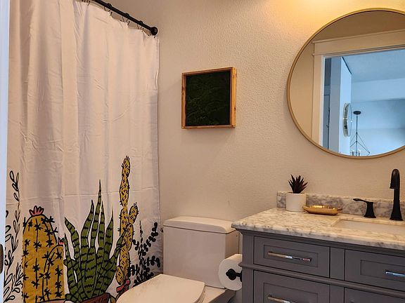 Upstairs full bath with tub/shower combo