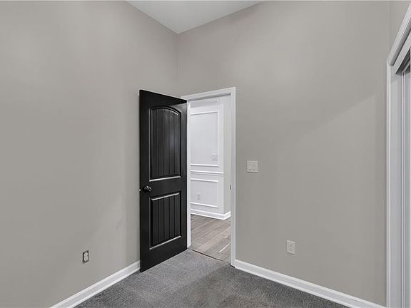 5th image of 718 Lyons Ave